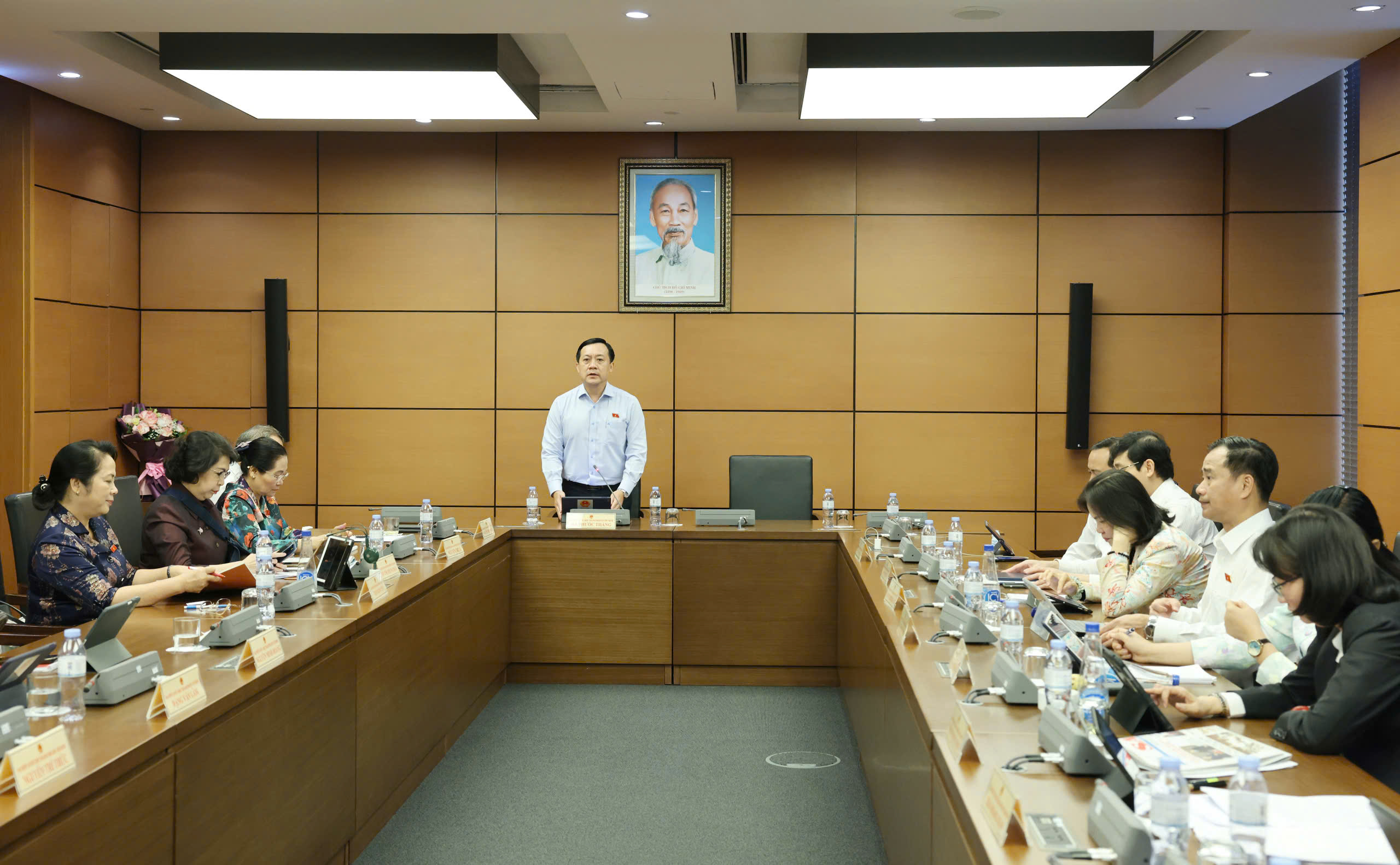 Các đại biểu Quốc hội thảo luận tại tổ.