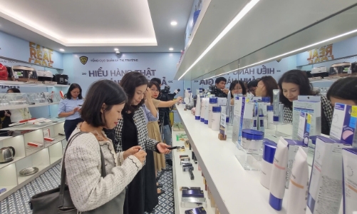 Mở cửa phòng trưng bày hàng thật- giả