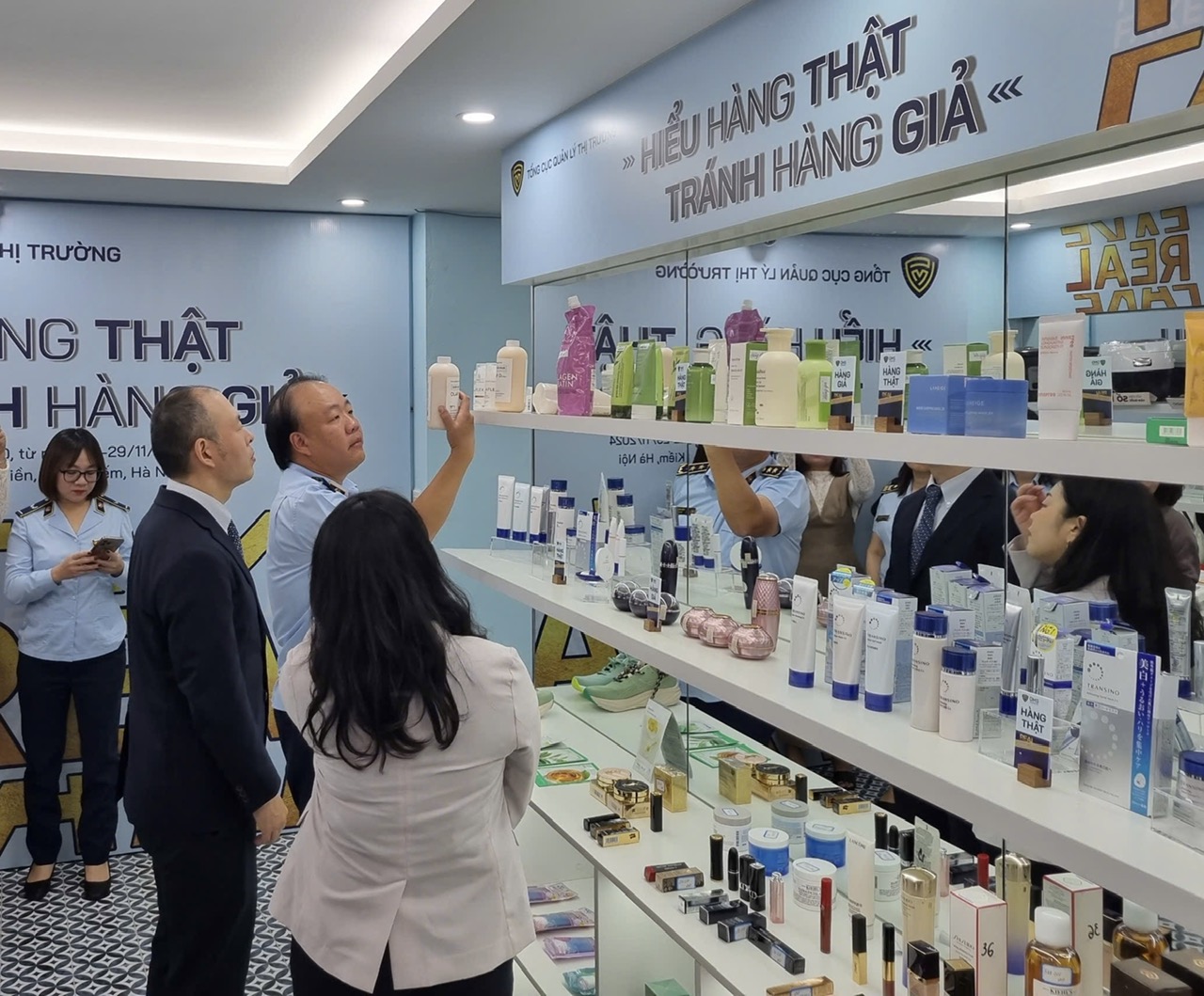 Mở cửa phòng trưng bày với chủ đề “Hiểu hàng thật - Tránh hàng giả”.