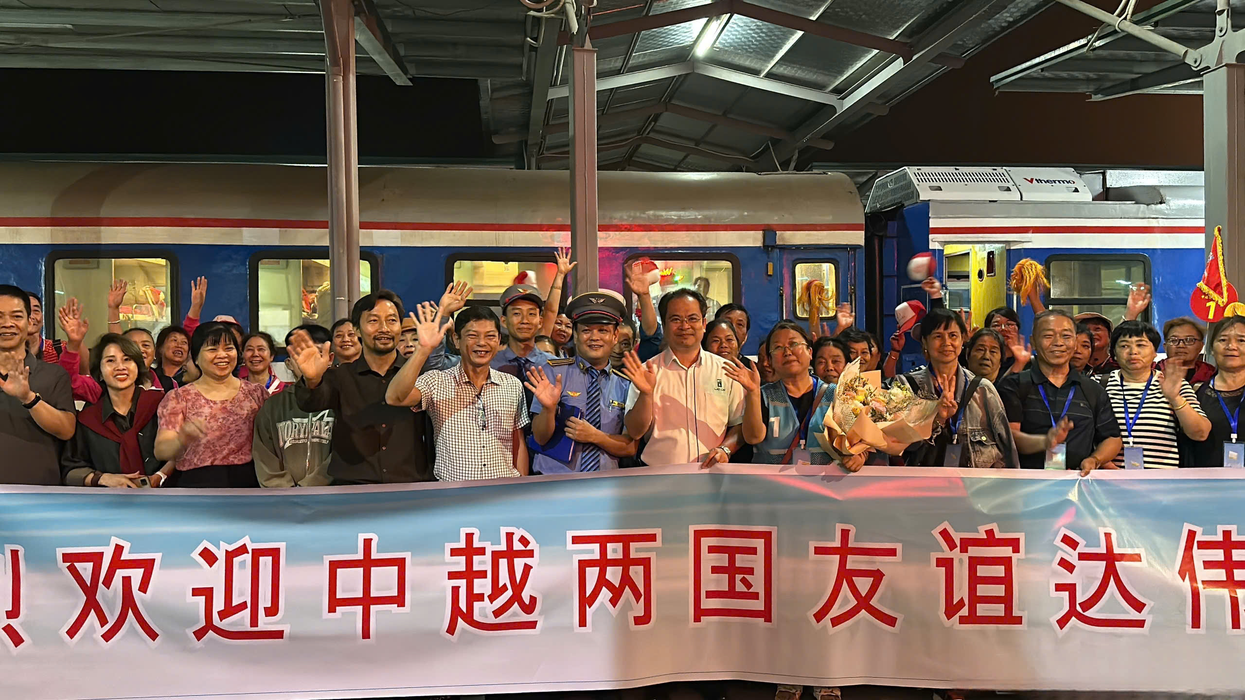 Đường sắt Việt Nam vừa đ&oacute;n 400 kh&aacute;ch du lịch Trung Quốc nhập cảnh qua Cửa khẩu Quốc tế L&agrave;o Cai th&ocirc;ng qua chuyến t&agrave;u charter