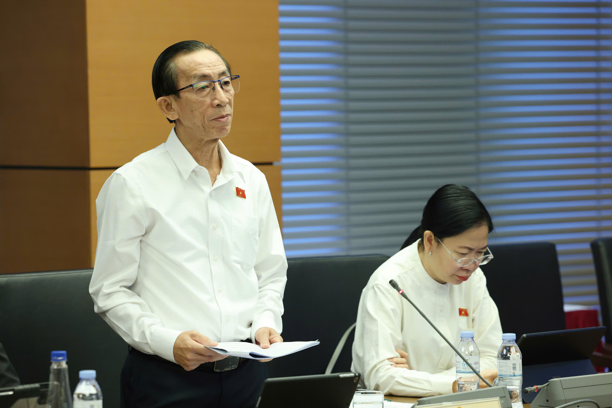 đại biểu Trần Hoàng Ngân, đoàn Tp.Hồ Chí Minh phát biểu ý kiến trong phiên họp tổ.