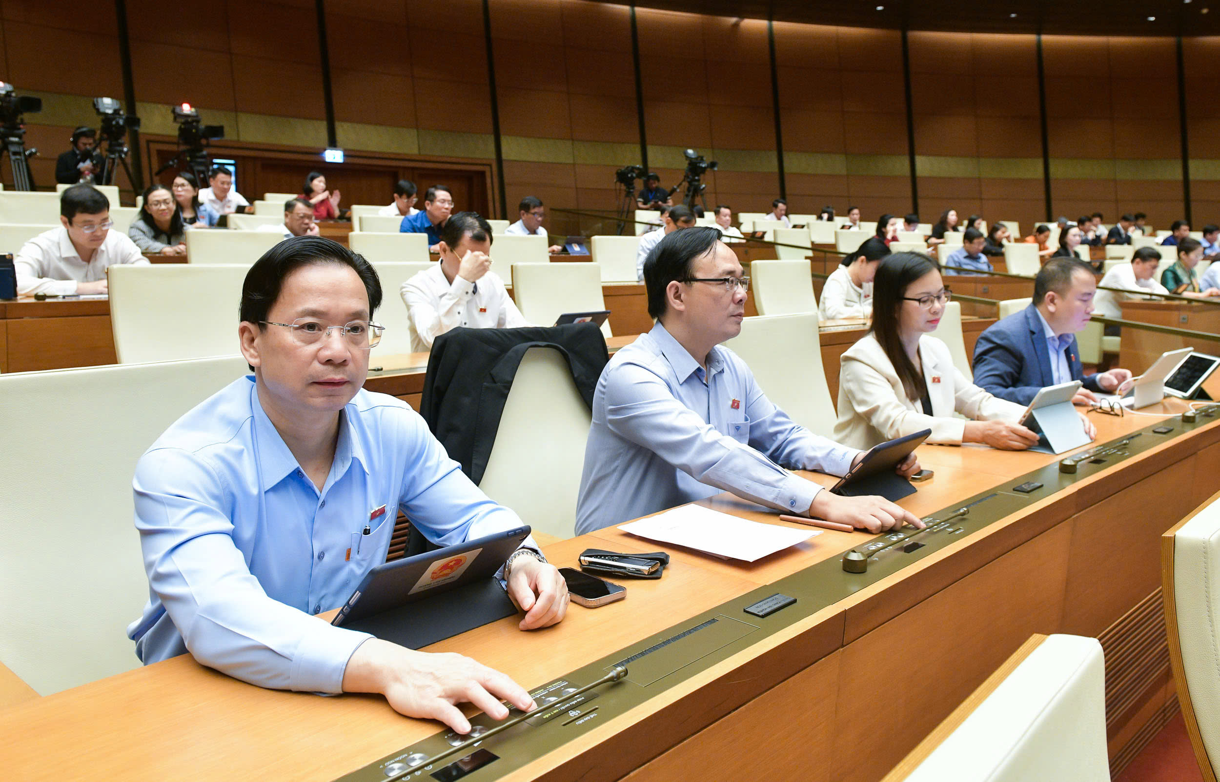 Các đại biểu Quốc hội bấm nút thông qua luật. Ảnh: Quochoi.vn.