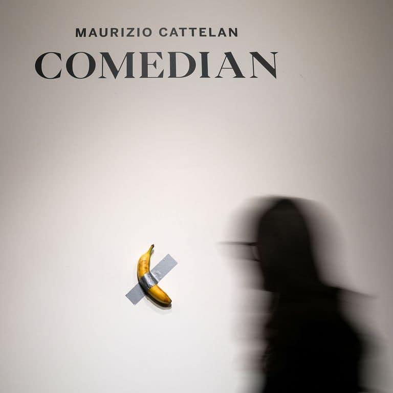 Quả chuối l&agrave; ti&ecirc;u điểm trong t&aacute;c phẩm nghệ thuật mang t&iacute;nh kh&aacute;i niệm của nghệ sĩ người Italy Maurizio Cattelan