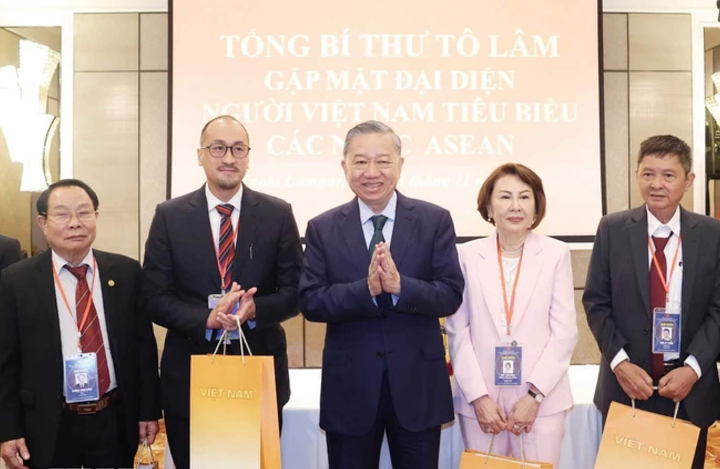 Tổng Bí thư Tô Lâm tặng quà các đại biểu kiều bào tham dự cuộc gặp. Ảnh: TTXVN.