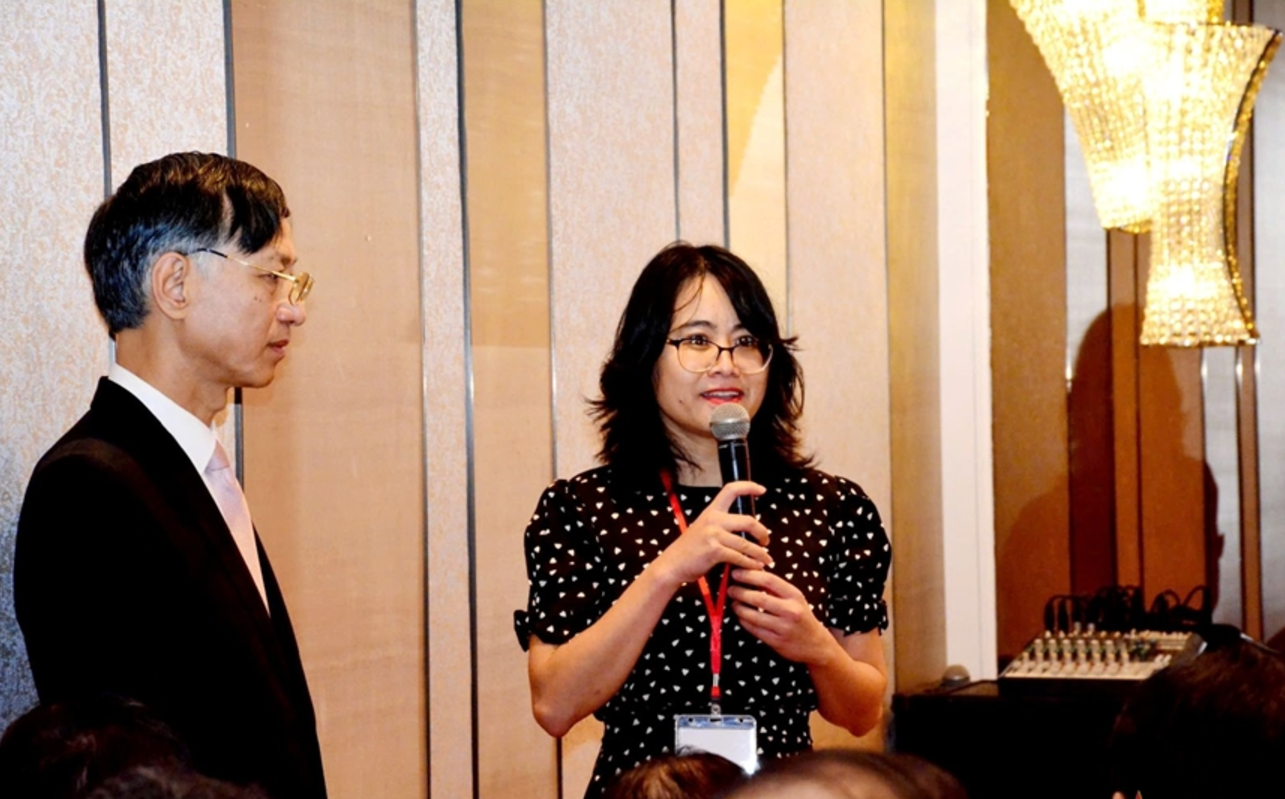 Bà Đinh Thanh Hương, Đại diện Tổ chức Khoa học  và chuyên gia Việt Nam Toàn cầu (AVSE Global) báo cáo với Tổng Bí thư Tô Lâm về mạng lưới 10.000 chuyên gia và 2.500 người Việt có tầm ảnh hưởng thế giới. Ảnh: TTXVN.
