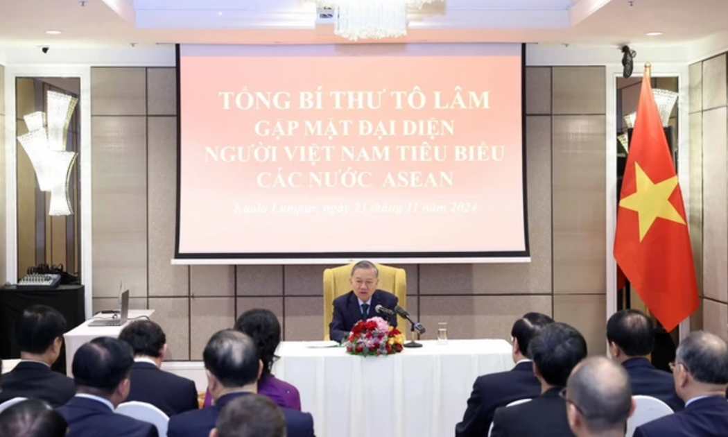 Tổng Bí thư Tô Lâm chia sẻ với các chuyên gia, tri thức và doanh nghiệp tiêu biểu người Việt các nước ASEAN nhân chuyến thăm chính thức Malaysia vào sáng 23/11. Ảnh: TTXVN.