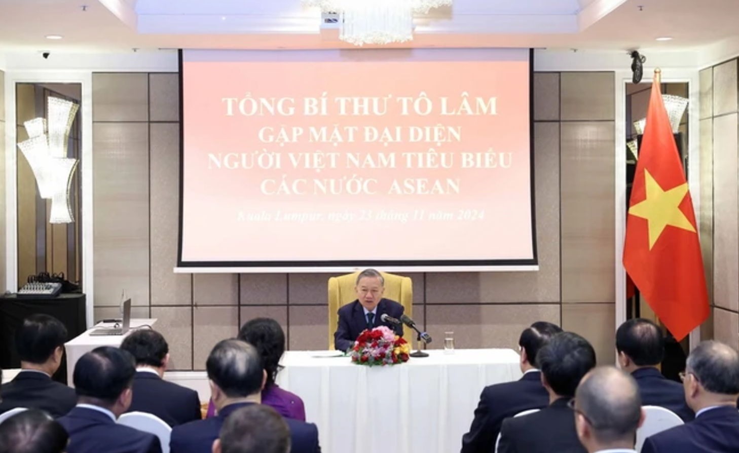 Tổng Bí thư Tô Lâm chia sẻ với các chuyên gia, tri thức và doanh nghiệp tiêu biểu người Việt các nước ASEAN nhân chuyến thăm chính thức Malaysia vào sáng 23/11. Ảnh: TTXVN.