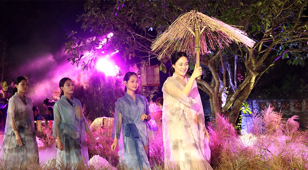 Chương trình trình diễn thời trang "Ninh Bình - Áo dài trên con đường di sản" trong khuôn khổ Festival Ninh Bình lần thứ 3, năm 2024.  