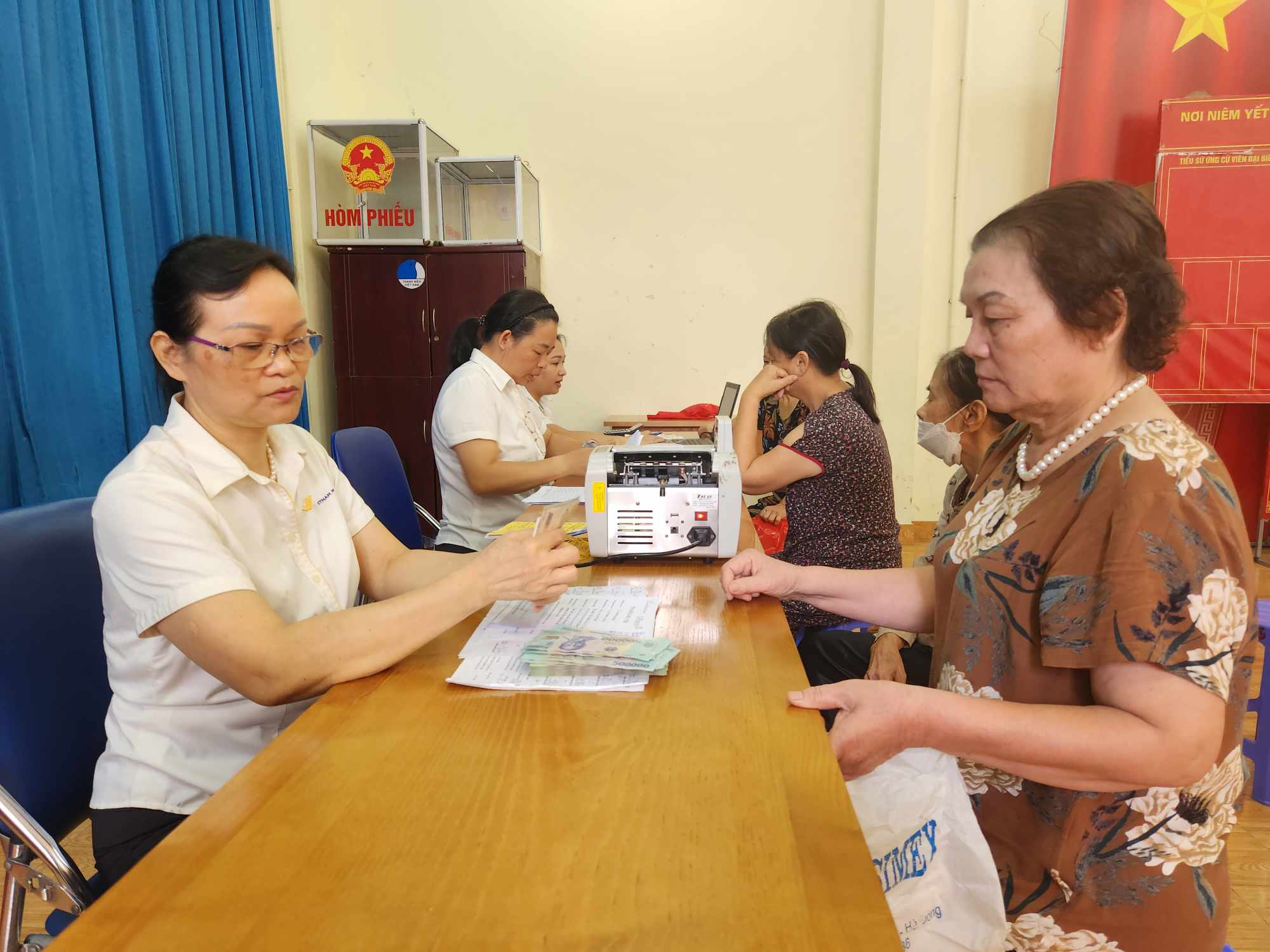 Chi trả lương hưu, trợ cấp cho người hưởng tại Hà Nội. Ảnh: Thu Hiền.
