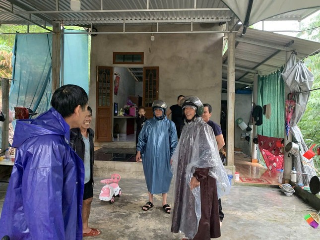  Lực lượng chức năng sơ tán các hộ dân vùng nguy hiểm thiên tai thuộc xã Phong Sơn, huyện Phong Điền.