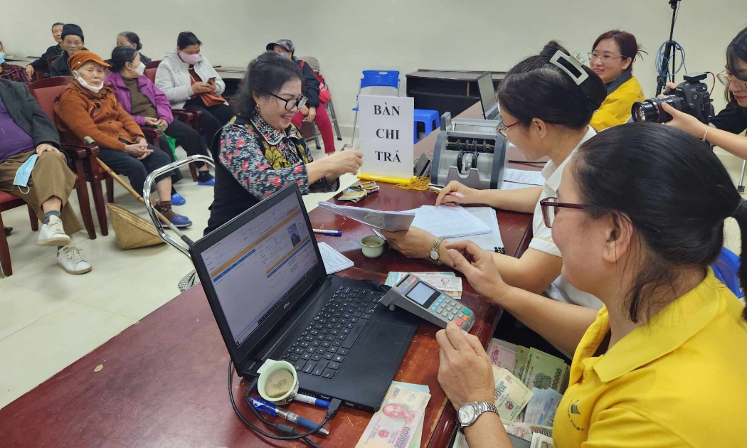 Người hưởng nhận lương hưu tại Hà Nội. Ảnh: Thu Hiền.