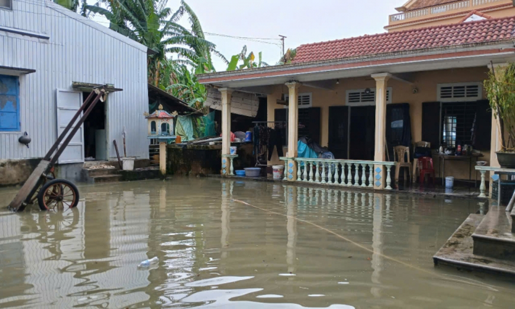 Nước lũ tràn vào nhà dân ở phường Hương Vinh, thành phố Huế. Ảnh Anh Khoa