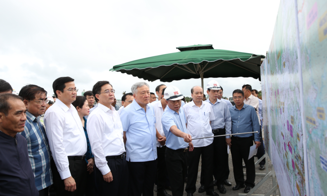 Phó Thủ tướng Thường trực Chính phủ Nguyễn Hòa Bình khảo sát tiến độ thực hiện Dự án cao tốc Khánh Hòa-Buôn Ma Thuột. Ảnh: VGP