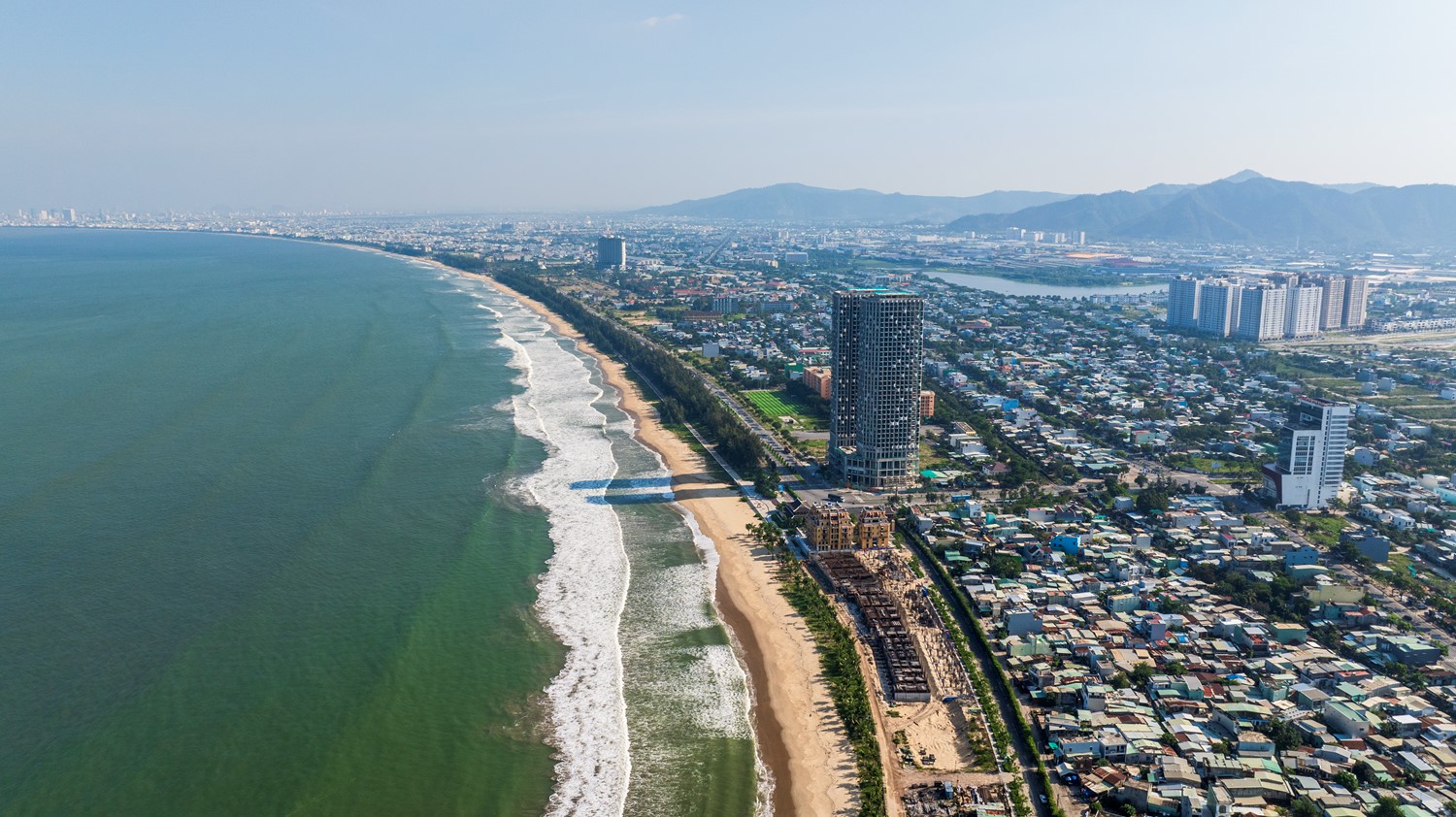 Việc n&acirc;ng cấp đường ven biển Nguyễn Tất Th&agrave;nh thẳng đến cảng Li&ecirc;n Chiểu g&oacute;p phần th&uacute;c đẩy sự h&igrave;nh th&agrave;nh v&agrave; ph&aacute;t triển khu vực đ&ocirc; thị ph&iacute;a Bắc th&agrave;nh phố. Ảnh: Anh Vũ.