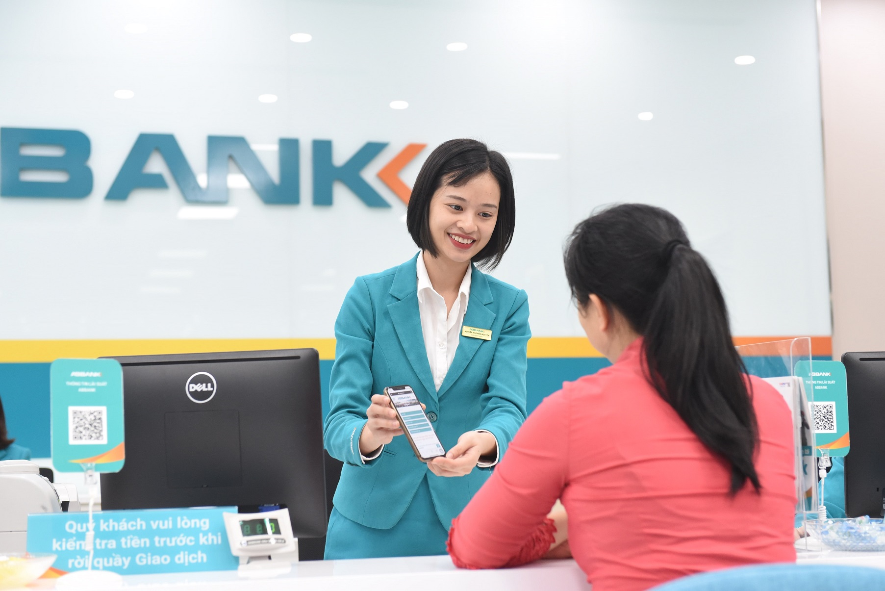 Khách hàng cũng sẽ được hỗ trợ và hướng dẫn cập nhật dữ liệu sinh trắc học tại các chi nhánh/phòng giao dịch của ABBANK trên toàn quốc.
