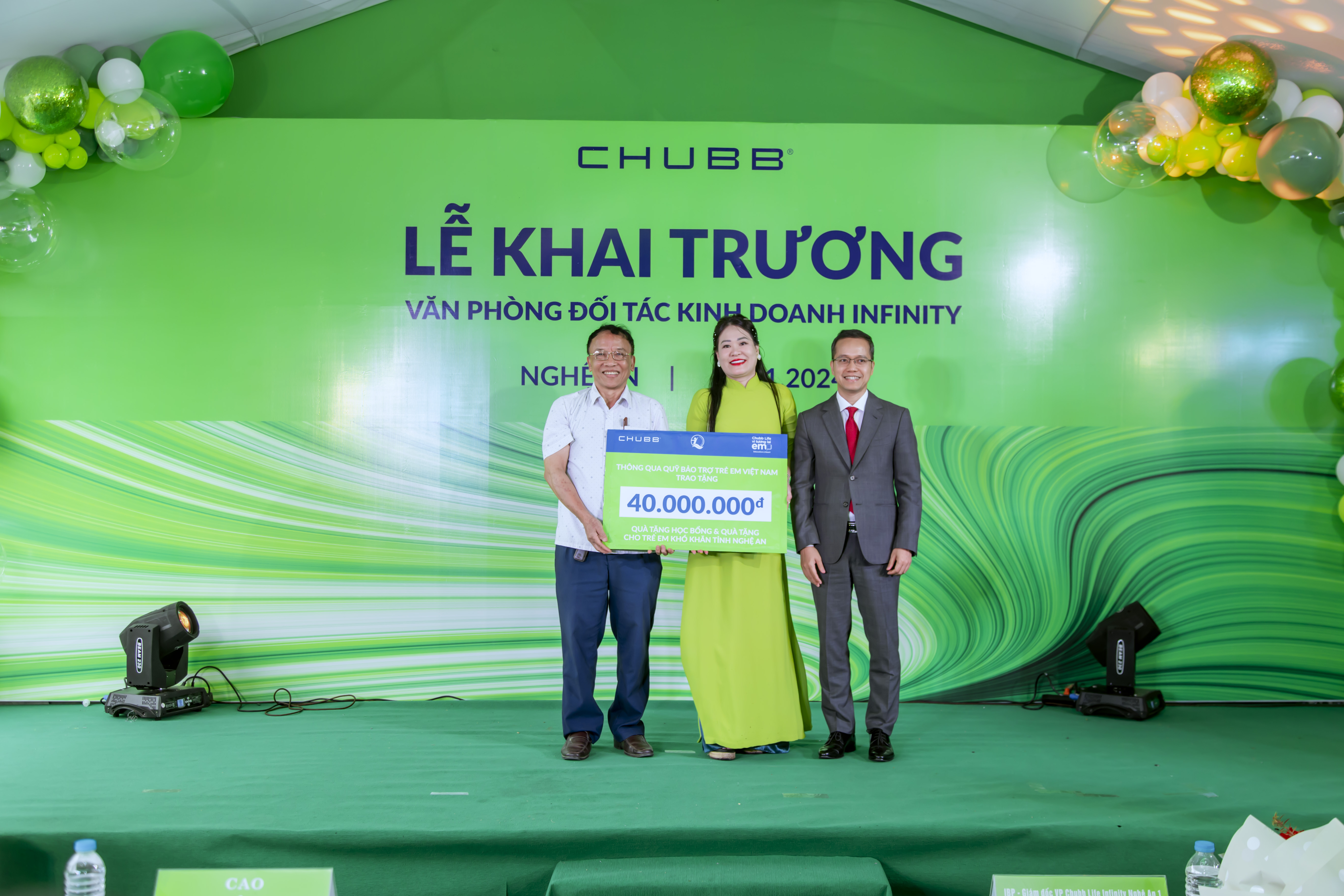 Chubb Life thông qua Quỹ Bảo trợ trẻ em Việt Nam trao tặng 40 triệu đồng cho học sinh có hoàn cảnh khó khăn.
