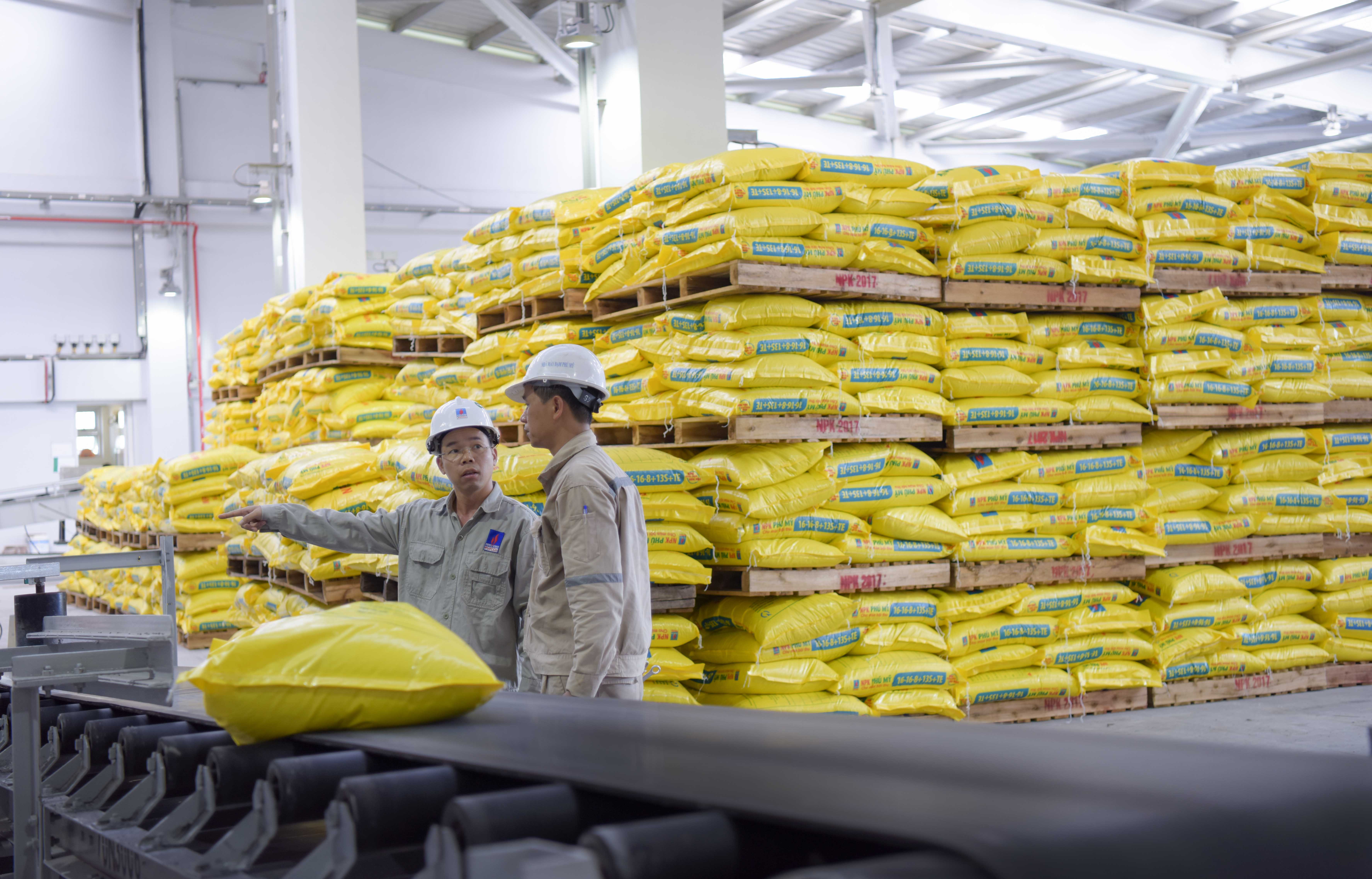 Sản xuất phân bón tại Nhà máy Đạm Phú Mỹ.