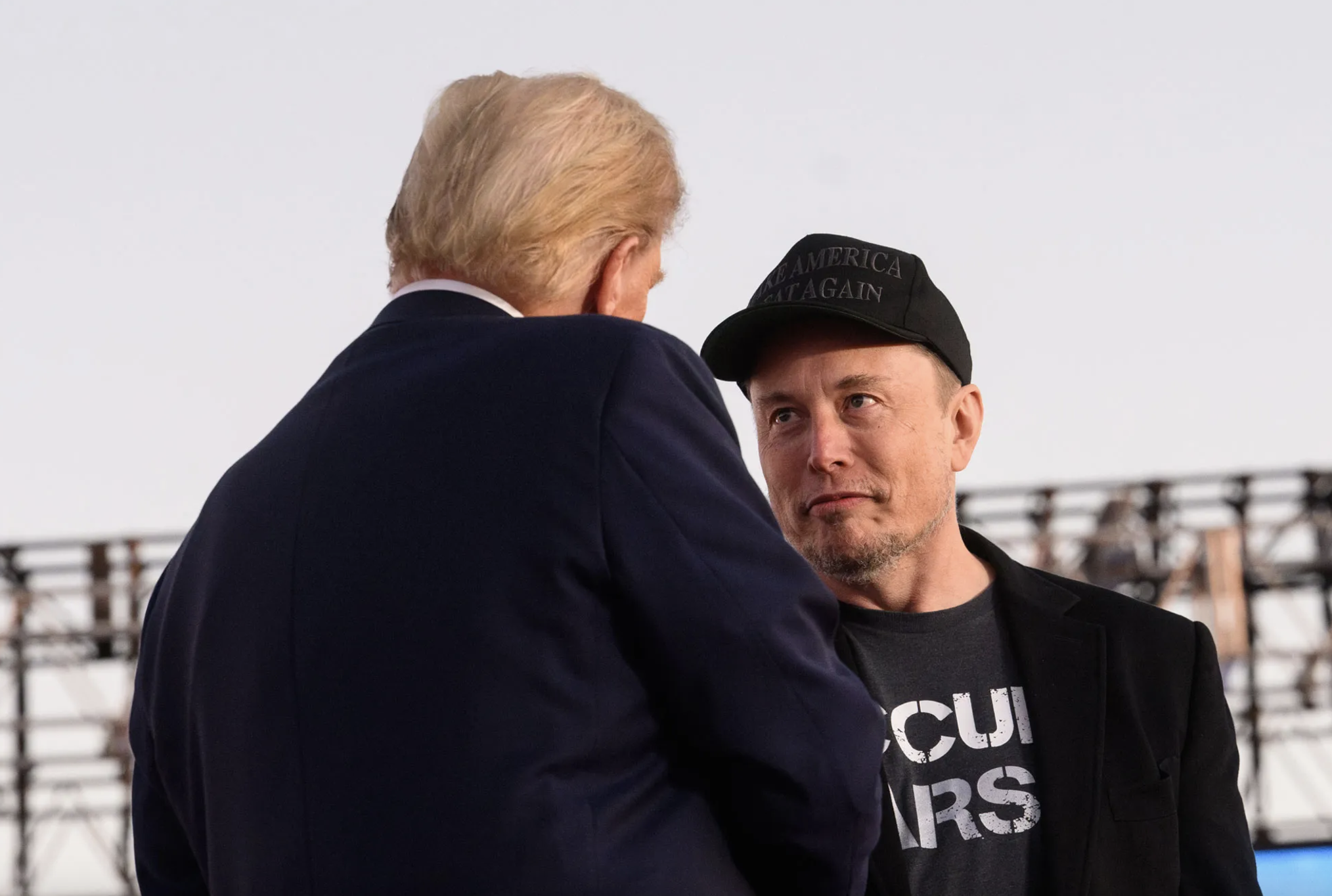 Tỷ phú Elon Musk và Tổng thống đắc cử Donald Trump - Ảnh: Bloomberg.