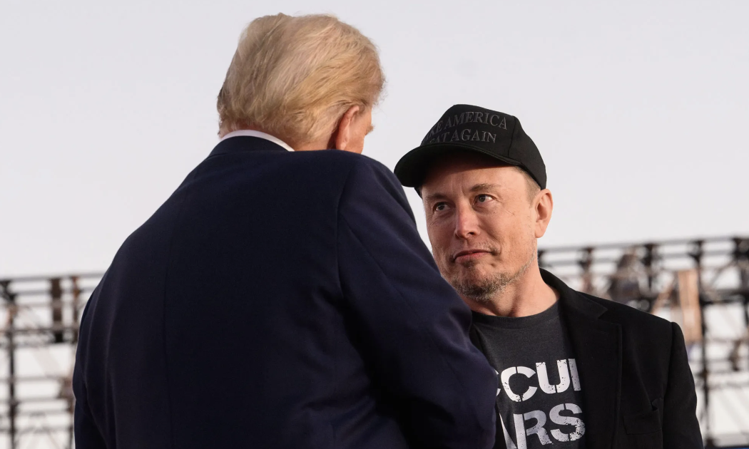 Tỷ phú Elon Musk và Tổng thống đắc cử Donald Trump - Ảnh: Bloomberg.