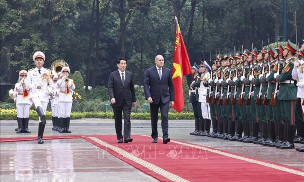 Chủ tịch nước Lương Cường và Tổng thống Bulgaria Rumen Radev duyệt Đội danh dự Quân đội nhân dân Việt Nam - Ảnh: TTXVN