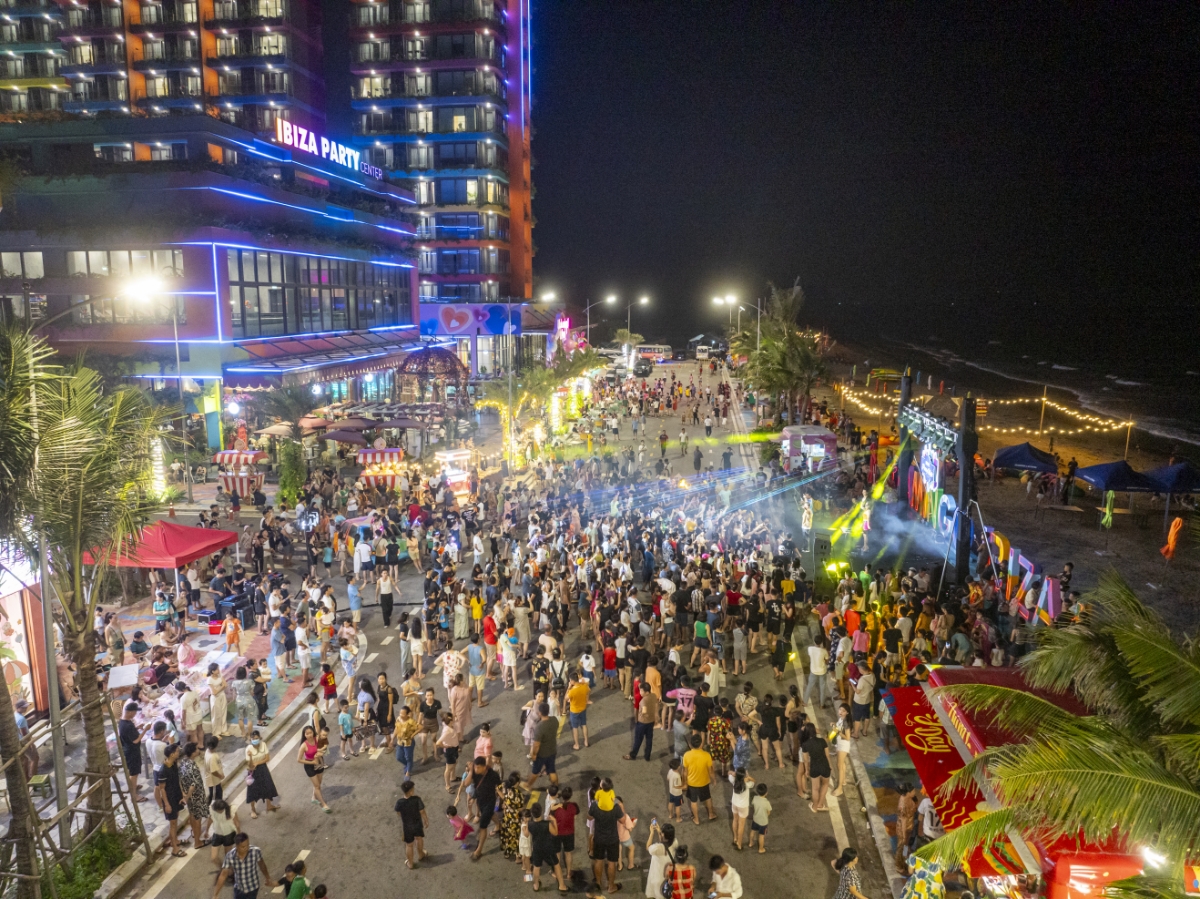 Lễ hội đường phố Lala Town vui nhộn giữa vẻ đẹp thơ mộng của thi&ecirc;n nhi&ecirc;n miền biển Hải Tiến.
