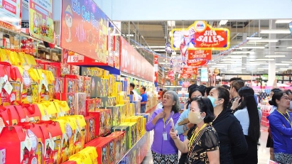 Retailers ramp up inventories for upcoming New Year holidays despite cautious consumer spending