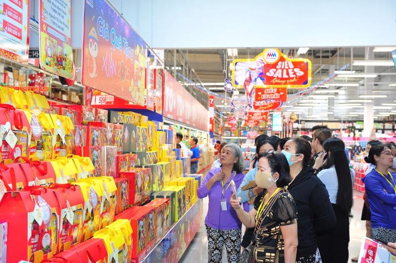 Retailers ramp up inventories for upcoming New Year holidays despite cautious consumer spending
