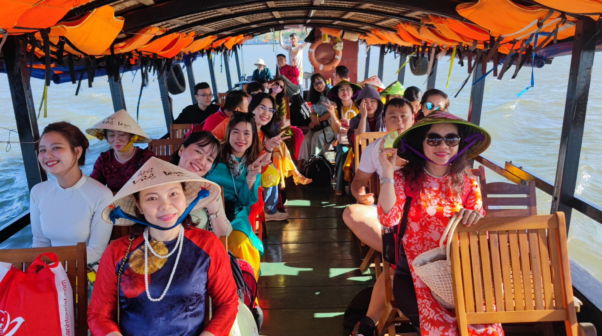 Các chặng bay “hot” khởi hành từ Hà Nội hoặc TP.HCM đến các điểm du lịch nổi tiếng ghi nhận sự tăng giá đáng kể.