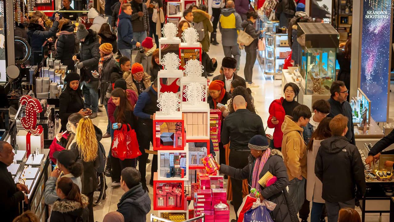Black Friday là dịp mua sắm quan trọng giúp đánh giá cách người tiêu dùng thích nghi với giá cả tăng cao.