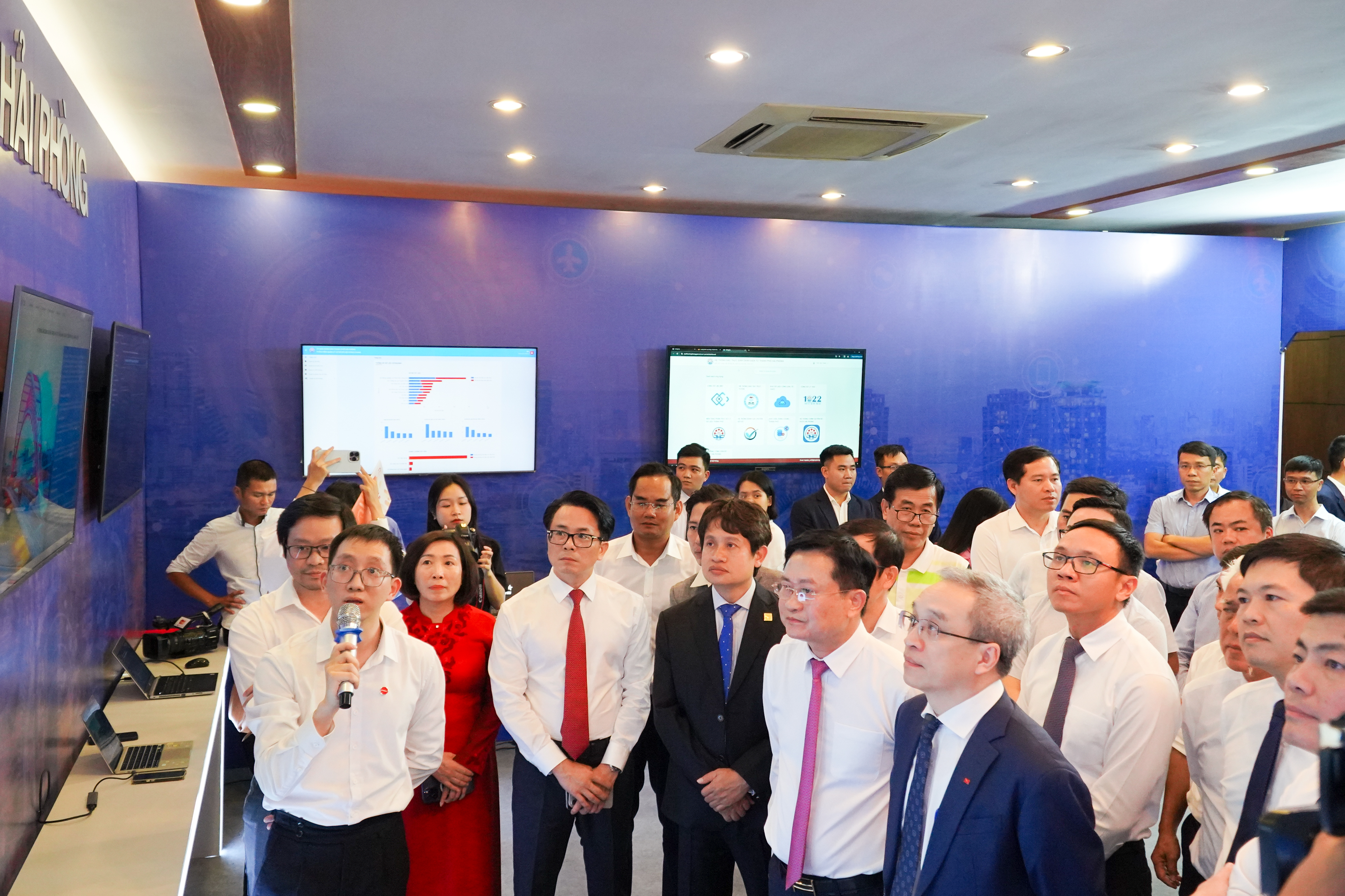 Chủ tịch Meey Group Ho&agrave;ng Mai Chung c&ugrave;ng c&aacute;c đại diện từ doanh nghiệp v&agrave; chuy&ecirc;n gia trong ng&agrave;nh tham dự Diễn đ&agrave;n Chuyển đổi số Hải Ph&ograve;ng 2024.