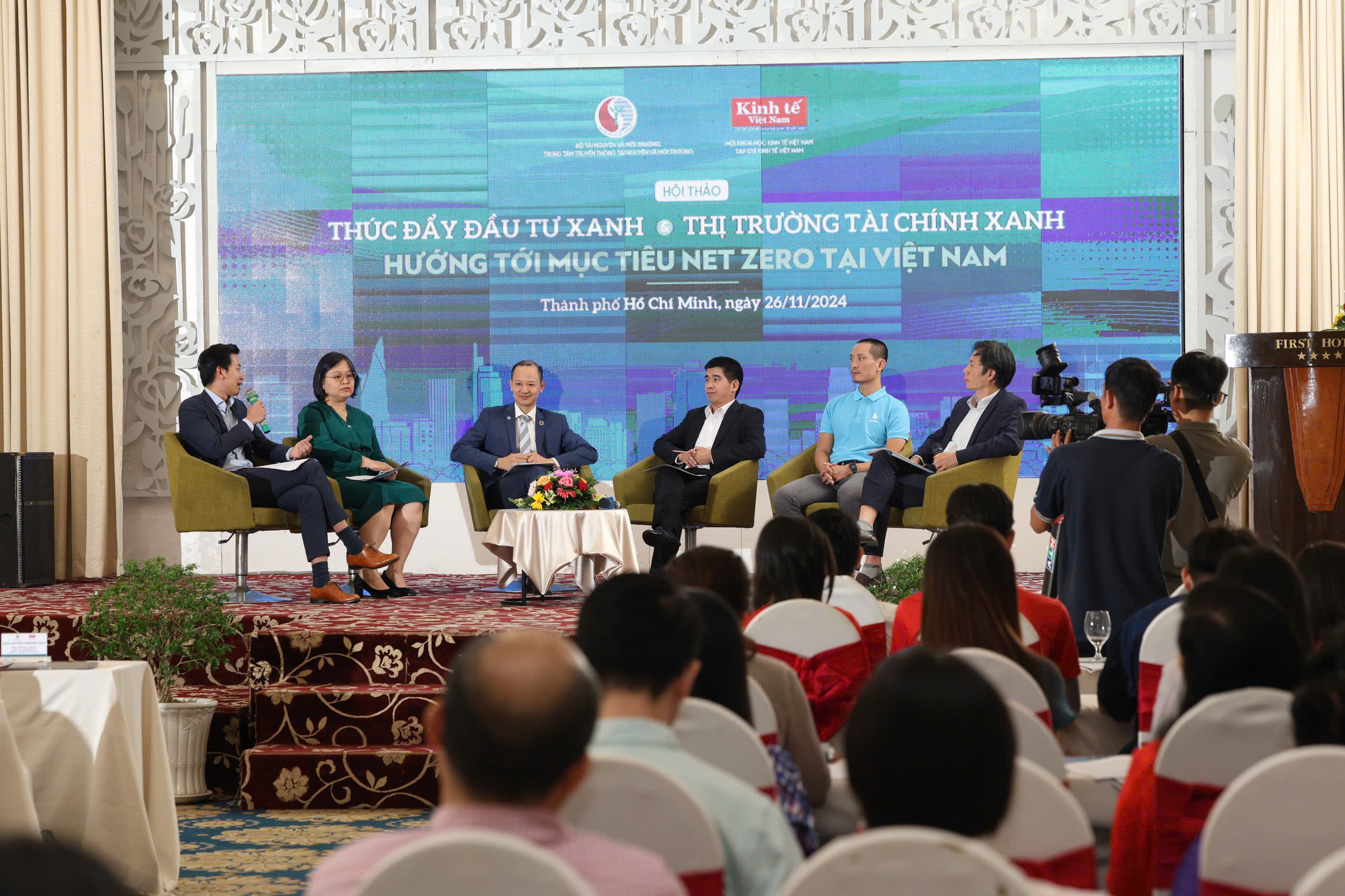 Các chuyên gia thảo luận tại hội thảo “Thúc đẩy đầu tư xanh và thị trường tài chính xanh - Hướng tới mục tiêu Net Zero tại Việt Nam” .
