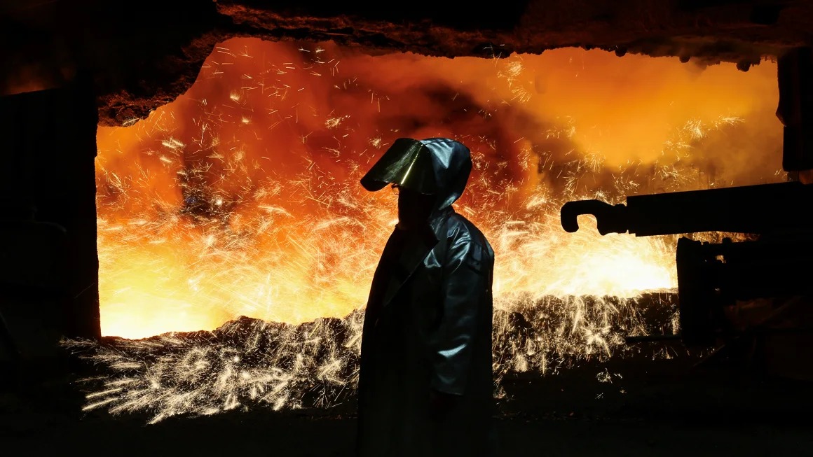 Một công nhân nhà máy thép Thyssenkrupp ở Duisburg, Đức  - Ảnh: Reuters