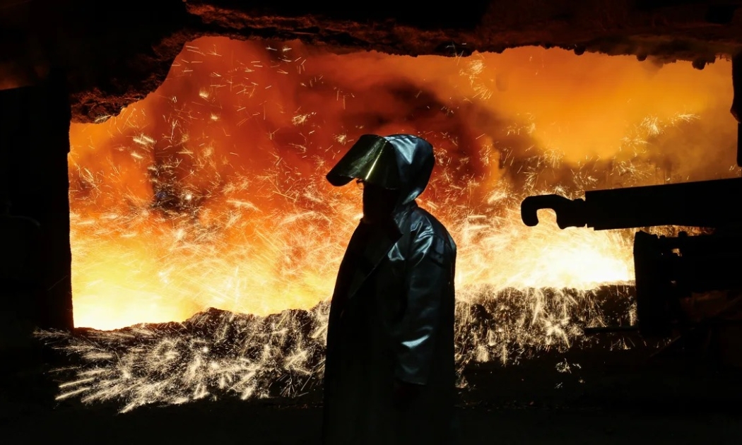Một công nhân nhà máy thép Thyssenkrupp ở Duisburg, Đức - Ảnh: Reuters