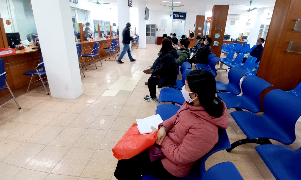 Lao động chờ làm thủ tục hưởng trợ cấp thất nghiệp tại Hà Nội. Ảnh: N.Dương.