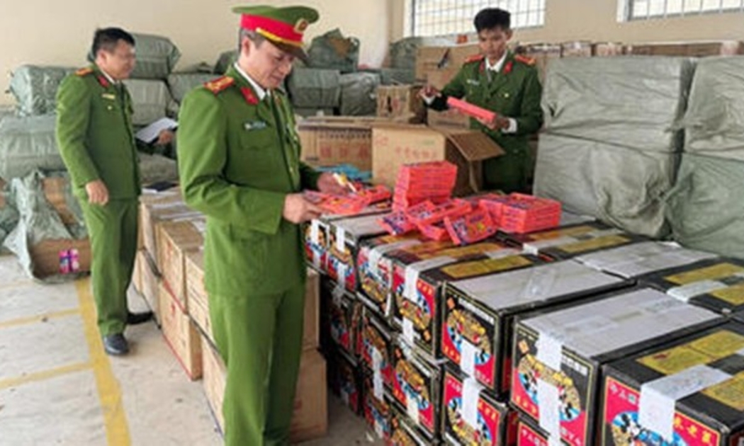 Lực lượng chức năng kiểm tra tang vật