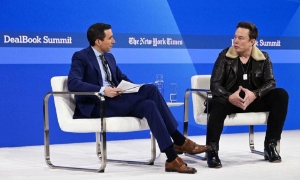 Andrew Ross Sorkin và Elon Musk phát biểu trên sân khấu trong Hội nghị thượng đỉnh Dealbook 