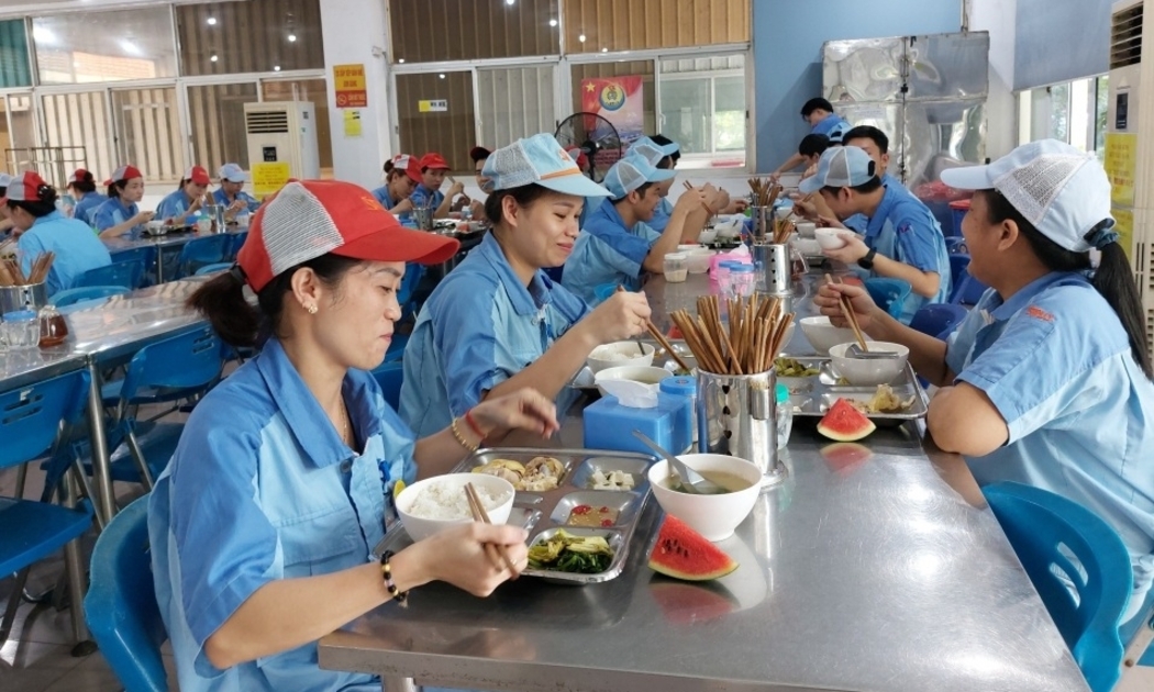 Cần lưu ý rằng mức giảm trừ “quá cao” vô hình sẽ đưa chính sách thuế thu nhập cá nhân thành chính sách thuế với người có thu nhập cao.