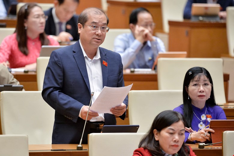 Đại biểu Trình Lam Sinh, đoàn An Giang, phát biểu thảo luận.