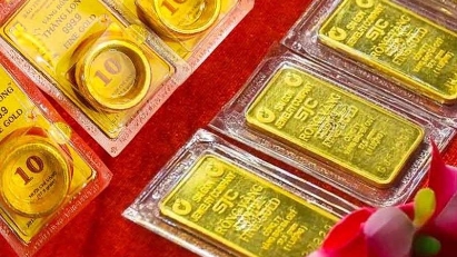 Domestic gold prices fall amid global downtrend