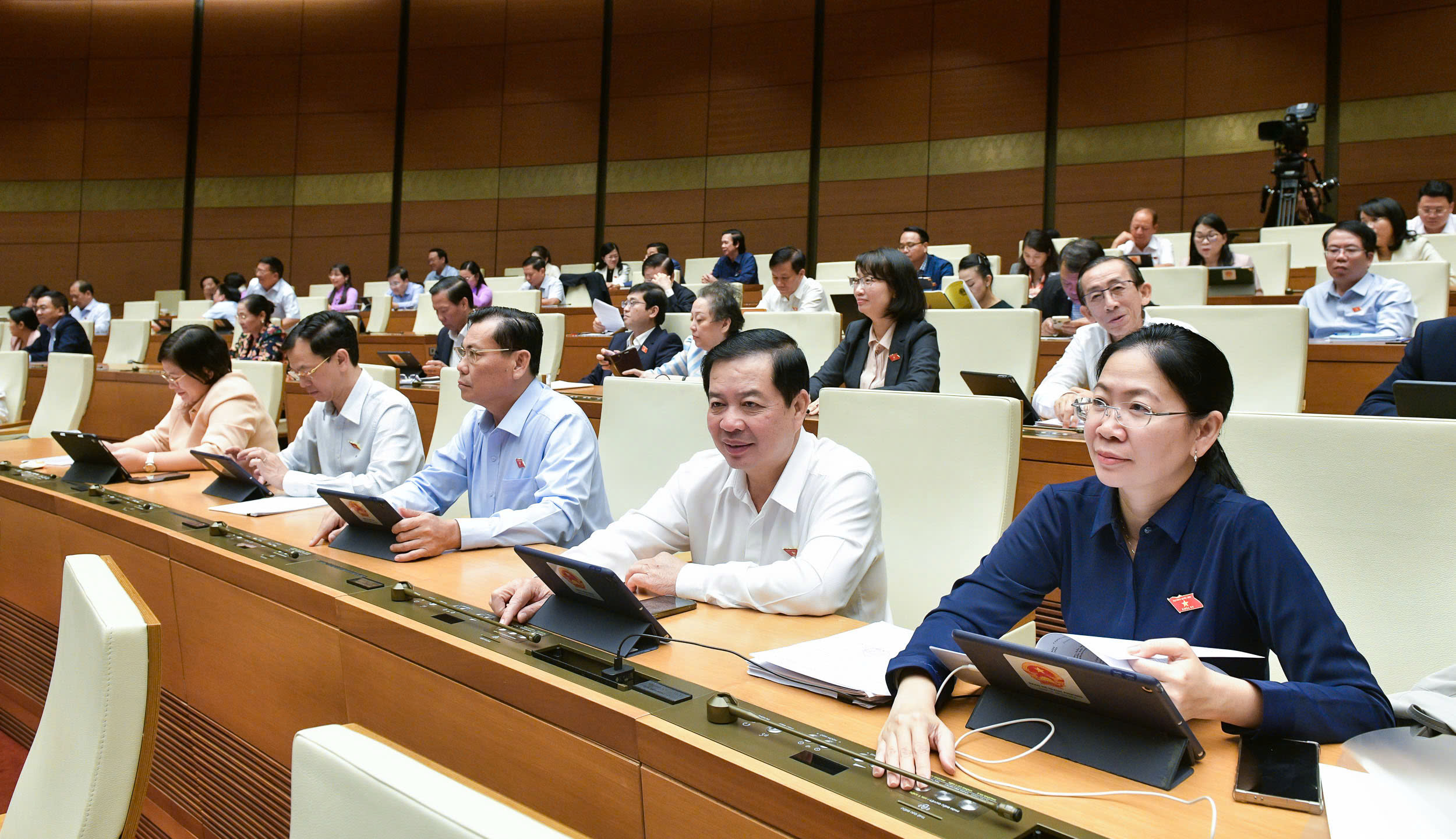 Quốc hội bấm nút thông qua Luật Công chứng (sửa đổi). Ảnh: Quochoi.vn.