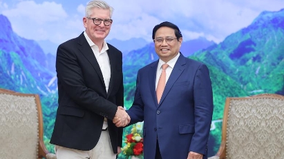 PM encourages Ericsson to boost cooperation with Vietnam