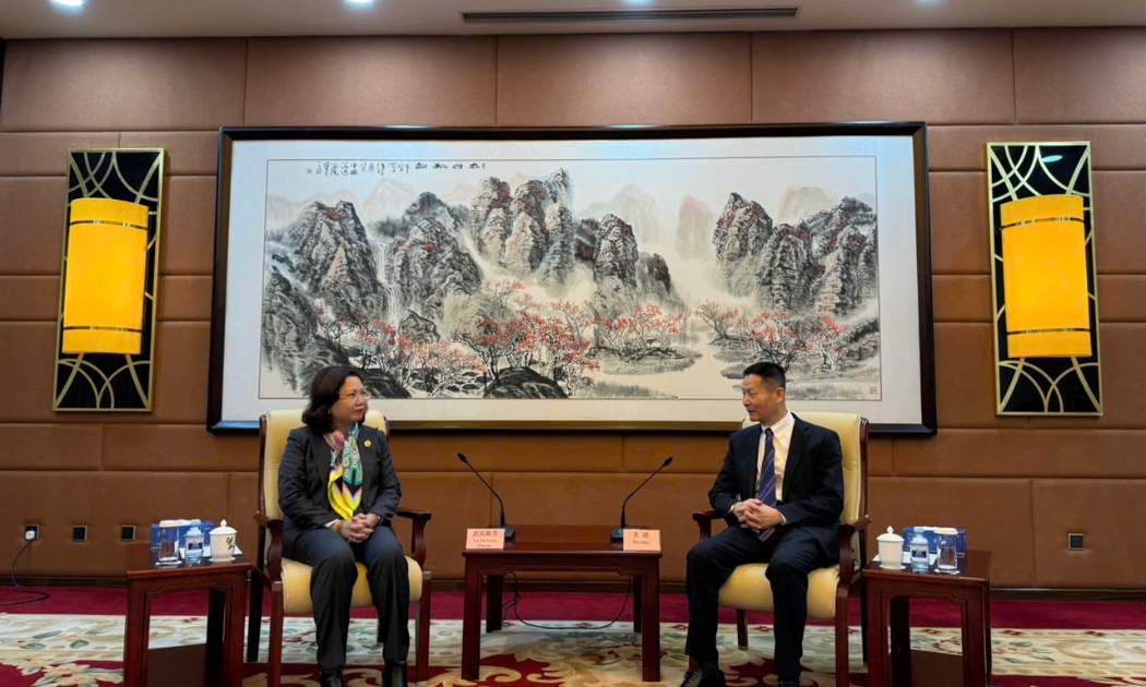 Chủ tịch UBCKNN Vũ Thị Chân Phương và Chủ tịch Ủy ban Giám quản Chứng khoán Trung Quốc- Wu Qing trao đổi tại buổi làm việc