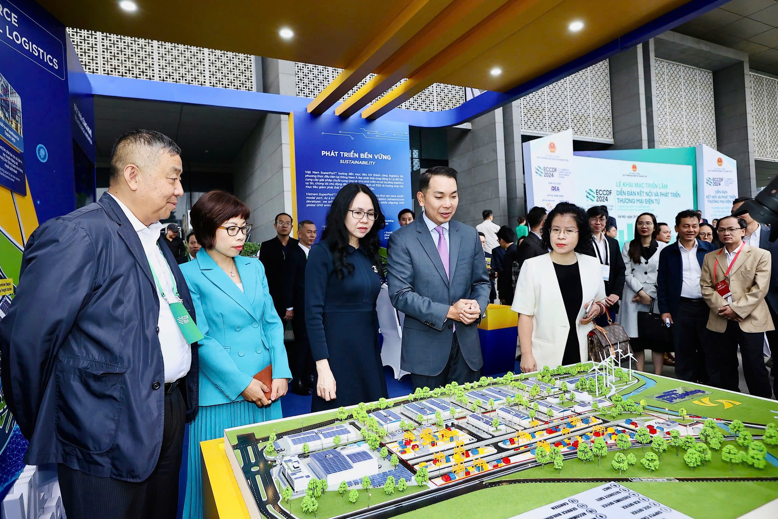 Gian hàng trưng bày tại diễn đàn. 