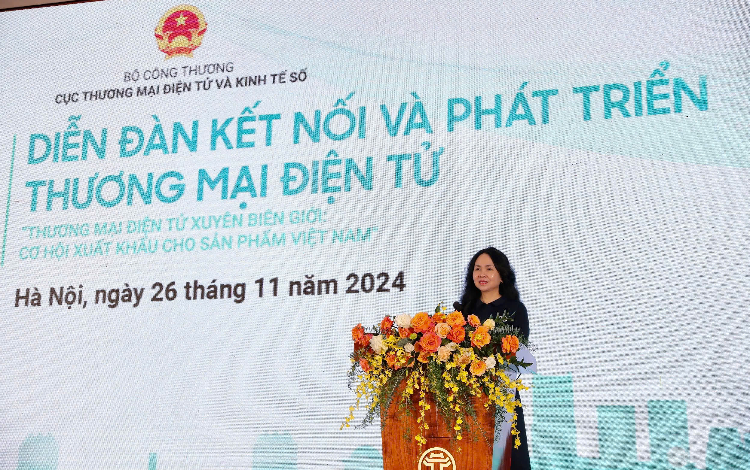 Bà Lê Hoàng Oanh, Cục trưởng Cục Thương mại điện tử và Kinh tế số phát biểu tại diễn đàn