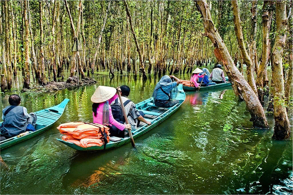 Sản phẩm du lịch chèo xuồng trên sông, rạch tại Đồng bằng sông Cửu Long.