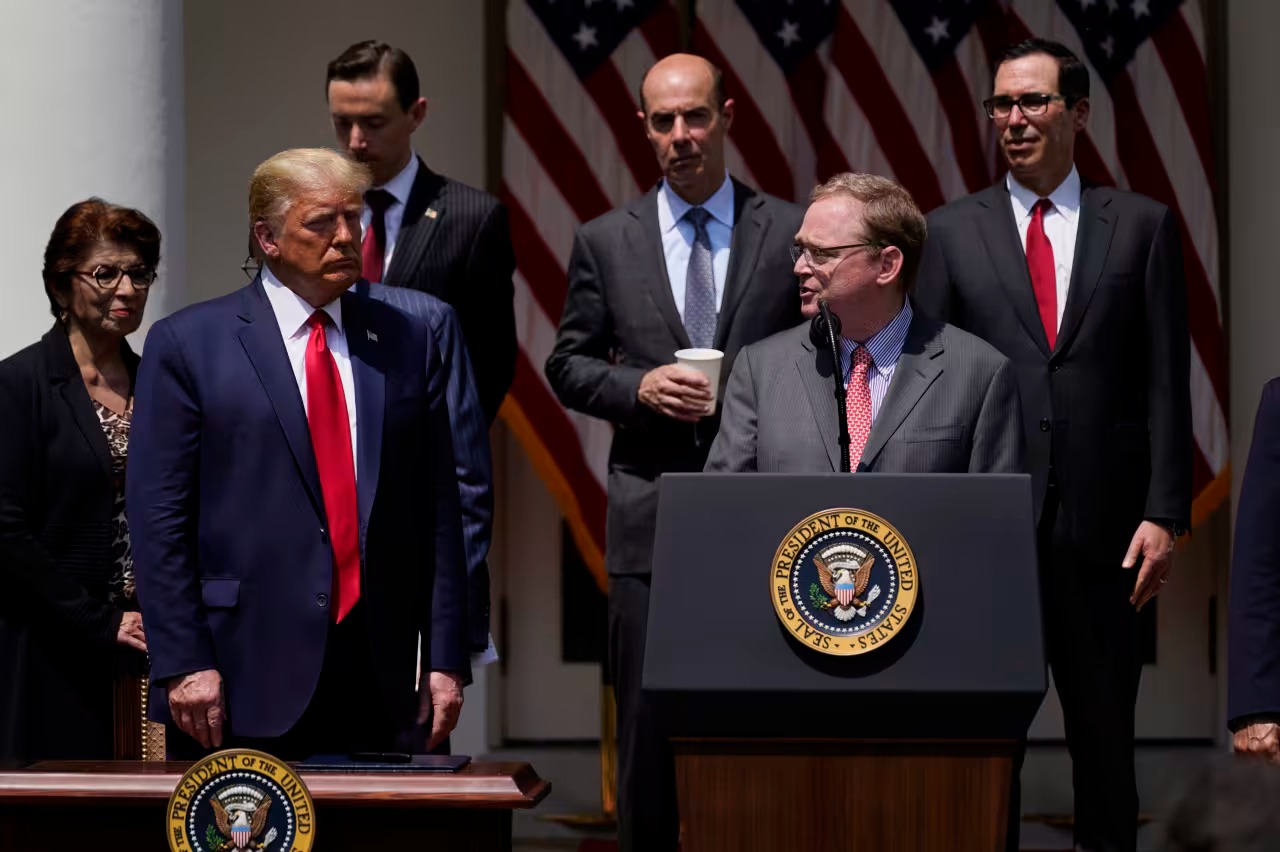 &Ocirc;ng Trump v&agrave;&nbsp;&ocirc;ng Hassett trong một cuộc họp b&aacute;o v&agrave;o năm 2020 - Ảnh: WSJ