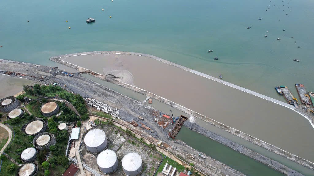 T&iacute;nh đến th&aacute;ng 9/2024, dự &aacute;n Cảng Li&ecirc;n Chiểu tại Đ&agrave; Nẵng đ&atilde; ho&agrave;n th&agrave;nh khoảng 67% khối lượng thi c&ocirc;ng, tương đương với gi&aacute; trị 1.770 tỷ đồng, dự kiến sẽ ho&agrave;n th&agrave;nh v&agrave;o th&aacute;ng 11/2025.