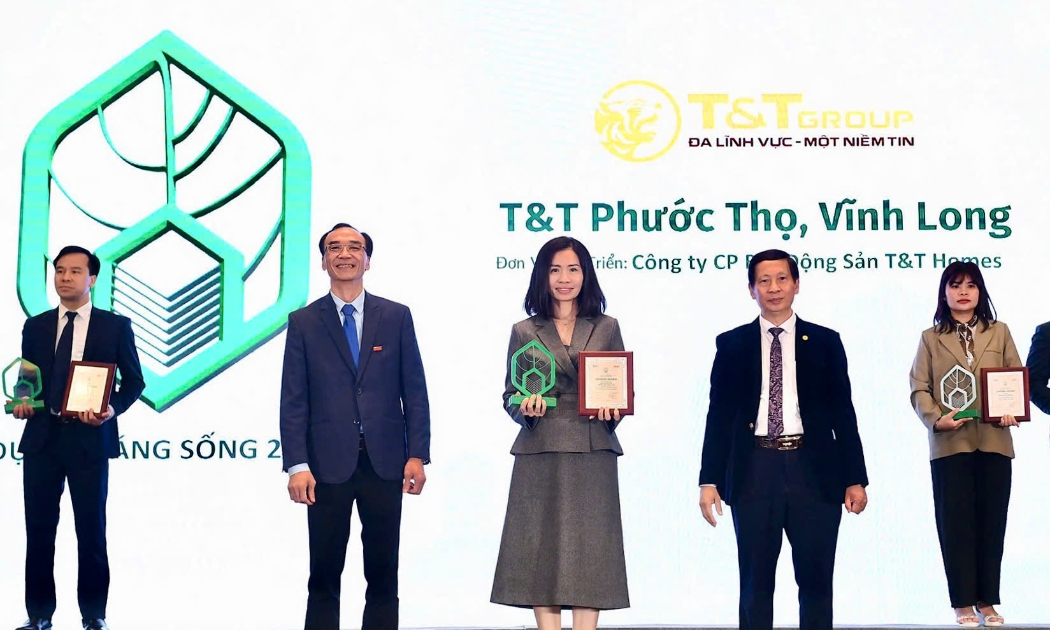 Bà Trần Thị Minh Thúy - Tổng giám đốc T&T Homes (chính giữa) lên nhận giải Dự án đáng sống 2024 cho dự án Khu dân cư Phước Thọ (Vĩnh Long).