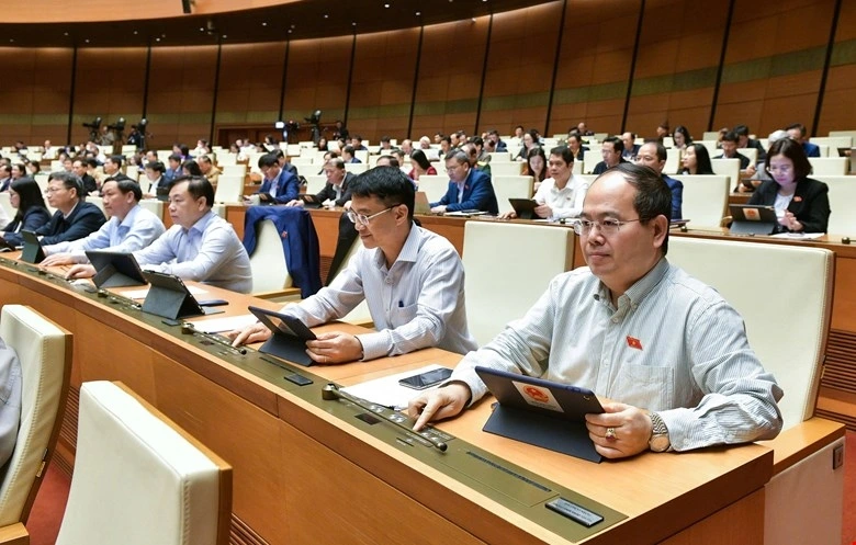 Các đại biểu bấm nút thông qua luật.
