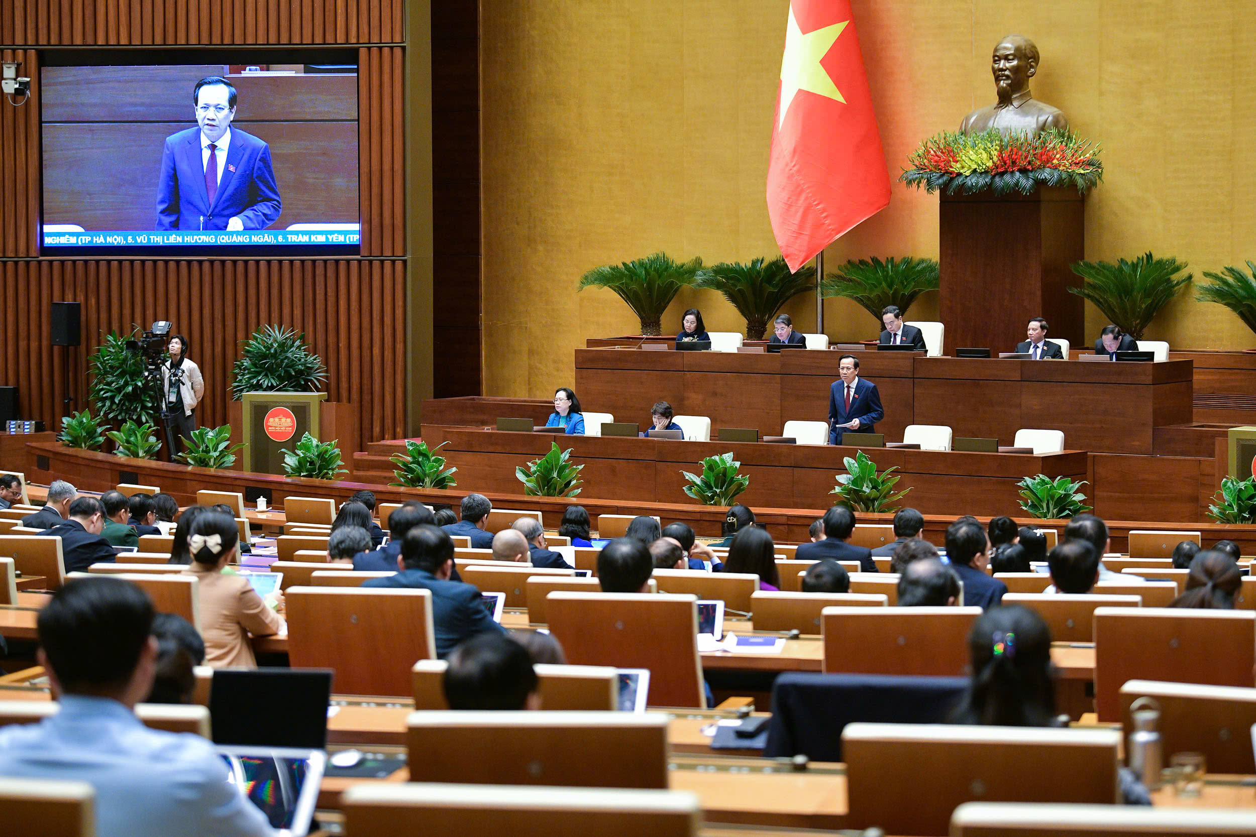 Bộ trưởng Bộ Lao động - Thương binh và Xã hội Đào Ngọc Dung giải trình trước Quốc hội. Ảnh: Quochoi.vn.